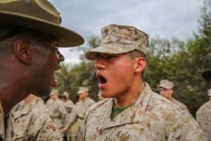 1534937413_serzhant-negr-oret-na-latinosa