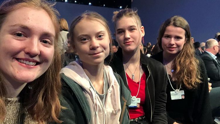 Грета Тунберг в Давосе,вторая слева