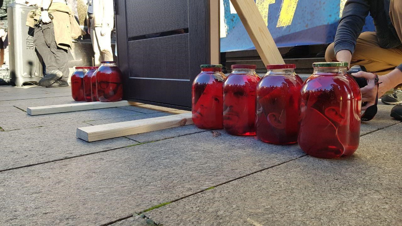 банки с головами