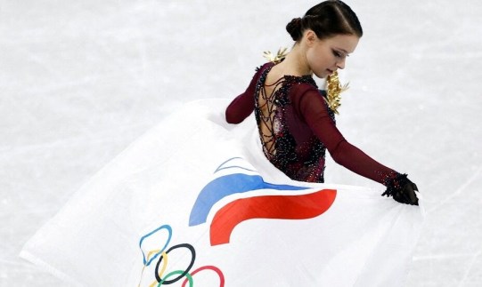 Анна Щербакова с флагом ОКР