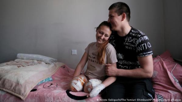 23-летняя медсестра Оксана Баландина из Лисичанска получила минно-взрывную травму 27 марта, наступив на неизвестный предмет по дороге домой. Сейчас находится в больнице во Львове. Рядом - 23-летний муж Виктор Васильев.