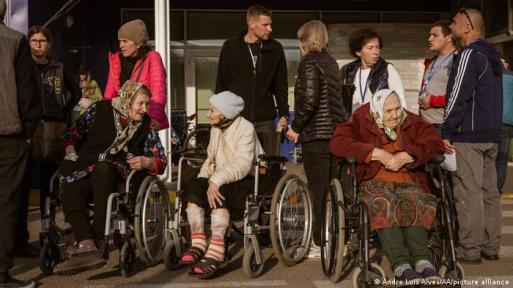 Пожилые люди, эвакуированные в Запорожье из Мариуполя.