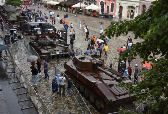 уничтоженн.росс.воен..тех-ка на выставке,Львов