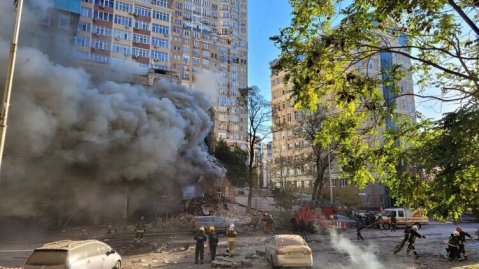 Место удара дрона-камикадзе по Киеву 17