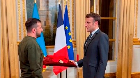 Макр наградил Зе-ордПочётлегиона 8