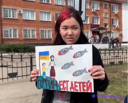 Путин ест детей3