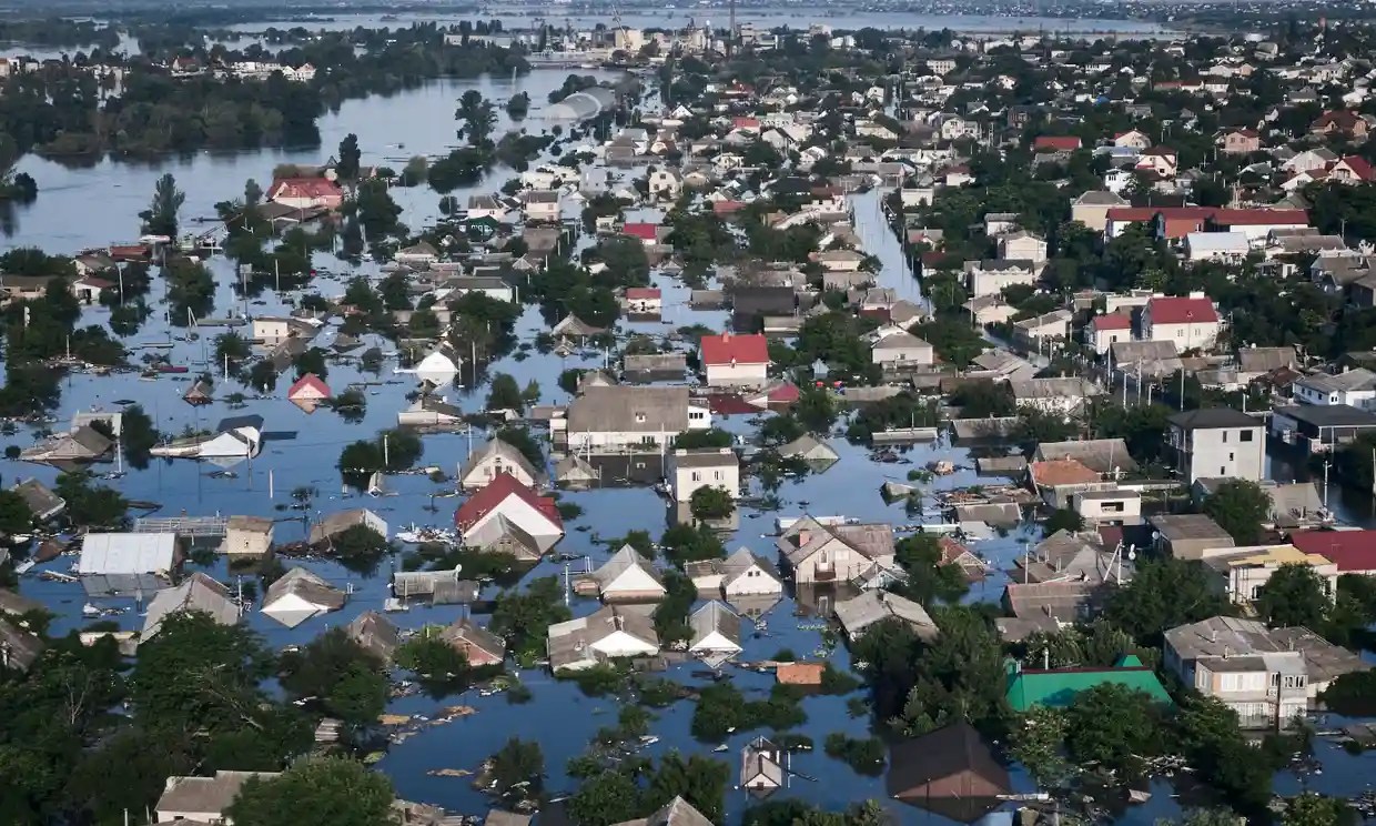 zatoplennye-ulitsy-v-hersone-posle-vzryva-kahovskoj-ges-foto-sdelano-7-iyunya-2023-goda.-foto_-libkos_ap-news
